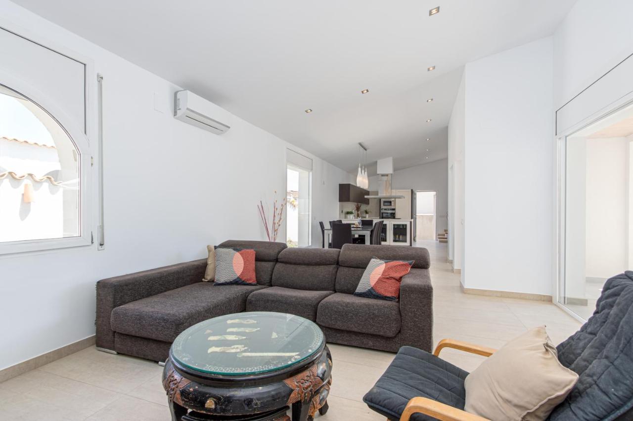 Goldhome - New House With Private Heated Pool, Parking, Wifi, Games Room Empuriabrava Exteriör bild